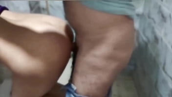 Gairah Di Kamar Mandi: Arab Tua Yang Besar Menggila Di Memekku