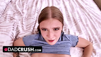 Anak Tiriku Belum Pernah Mengisap Kontol, Tapi Memiliki Memek Paling Sempurna Yang Pernah Kulihat