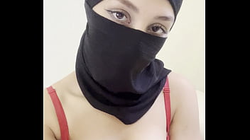 Gadis Berhijab Arab Dengan Niqab Memamerkan Payudara Besar Dan Tetek Bulat Sempurna