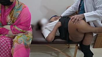 Siswa Sekolah India Digilir Habis-habisan Oleh Dokter Di Depan Ibunya