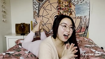 Gadis Tionghoa Imut Bergairah Membuat Video Masturbasi Yang Menggoda