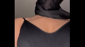 Gadis Arab Berhijab Mengelus-elus Payudaranya Dengan Lambat, Menyembah Tubuhnya Sendiri Dalam Kesendirian Yang Mesum.