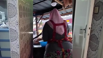 Perempuan Muslim Indonesia Berbadan Montok Dan Menggoda