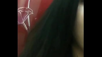 Gadis Asia Berpayudara Besar Menggoda Saat Live