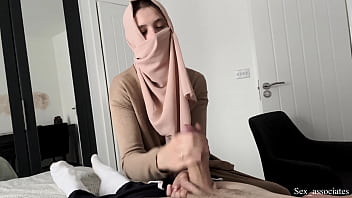 Ibu Tiri Arab Membantu Putranya Yang Tangannya Patah Dengan Cara Yang Sangat Mesra