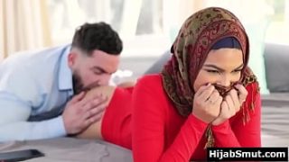Kakak Tiri Mengajari Adik Tiri Muslimah Perawan Cara Bercinta