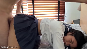 Gadis Thailand 18 Tahun Amatir Dengan Memek Ketat Tak Kuasa Menahan Kontol Bule