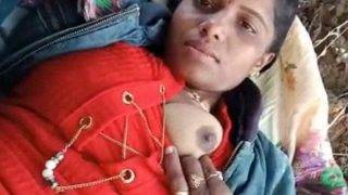 Gadis Jalang Menggoda Di Ranjang Terbuka