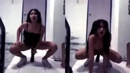 Gadis Muda Menggairahkan Menggoyang Dildo Hitam Sambil Merintih Nikmat