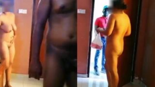 Ibu Rumah Tangga Telanjang Bulang Menerima Paket Dari Kurir Yang Menggoda