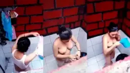 Mengintip Tetangga Montok Mandi Telanjang Bulat