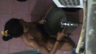 Video Mesum Pembantu India Mandi Dilihat Diam-diam
