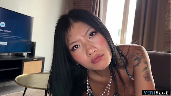 Aku Melihat Adik Tiriku Yang Tionghoa Mengirim Foto Bugil!