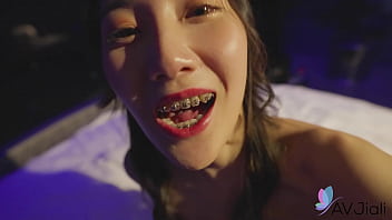 Gadis Montok Tiongkok Li Er Merangsang Dengan Kaki Seksi Sebelum Bercinta Panas.