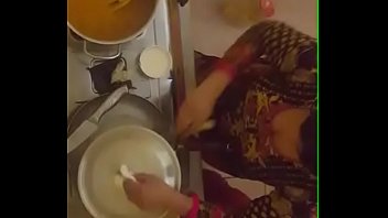 Tante Desi Yang Seksi Dengan Belahan Dada Menggoda
