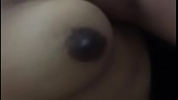 Gelapnya Puting Desi Yang Menggoda