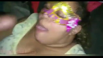 Gadis Nakal Menenggak Susu Dari Batang Keras