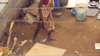 Desi Berdiri Sambil Mengencingi Dan Memancurkan Air Seni