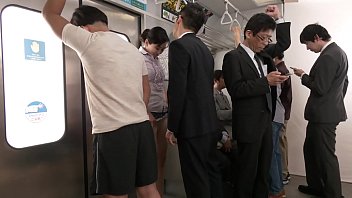 電車で感じる熟れた五十路母の疼き～福富りょうの淫らな痴態～