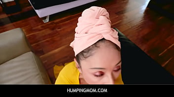 Menggoda Ibu Tiri Berhijab: Petualangan Panas Cali Lee Saat Menggoyangku