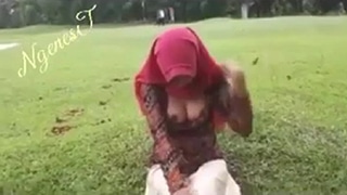 Hijab Genit Pamer Tubuh Seksi Di Taman