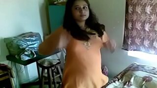 Jija Ganas Menghajar Memek Montok Salinya Dalam Video Panas India