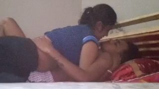 Pria India Menggoda Tetangganya Yang Seksi, Menikmati Payudara Montok Bhabhi