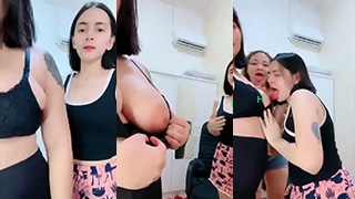 Saling Jilat Puting Payudara Host
