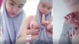 Wanita Berkerudung Abu-abu Telanjang Memuaskan Nafsu
