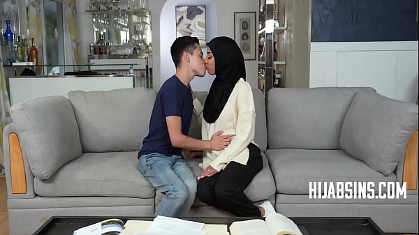 Gadis Berhijab Takluk Pada Nafsu Yang Menggoda