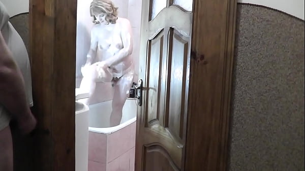 Anak Tiri Mandi, Ayah Tiri Mengintip Dan Memuaskan Nafsu Di Balik Pintu Kamar Mandi