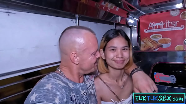 Gadis Thailand Mungil Dijemput Pakai Tuk Tuk Di Pattaya Untuk Digerogoti