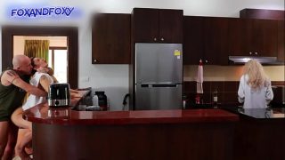 Hampir Ketahuan Anal Dadakan Di Dapur, Sambil Ibu Mertua Masak Sarapan