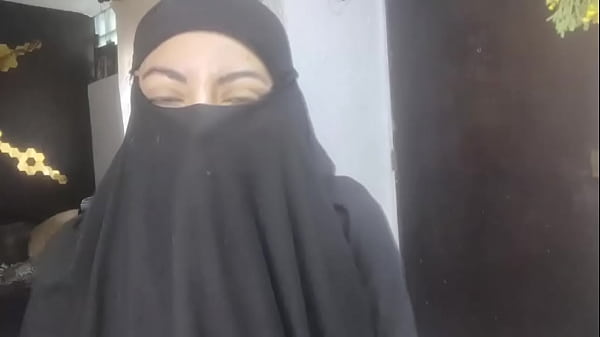 Istri Arab Amatir Yang Menggairahkan Memancarkan Cairan Di Niqabnya Sambil Bermasturbasi Saat Suami Sedang Sholat