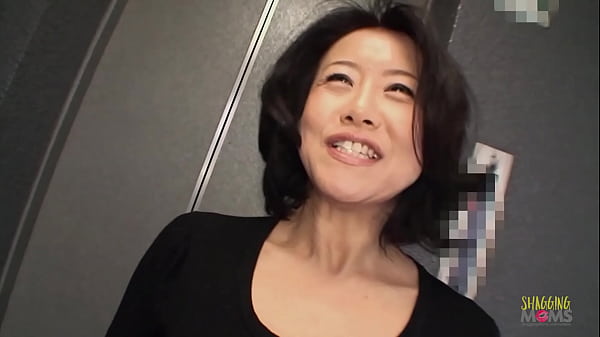 Wanita Asia Matang Tak Sabar Untuk Memuaskan Hasratnya Dengan Berbagai Mainan Seks Di Vaginanya Yang Basah