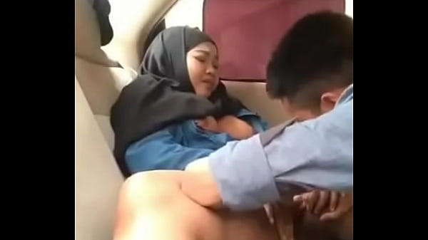 Gadis Berhijab Panas Bercumbu Dengan Pacar Di Dalam Mobil