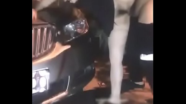 Gadis Tiongkok Menggila Di Pinggir Jalan