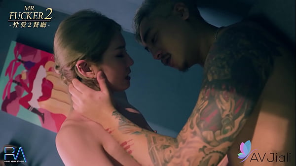Gadis Nakal Tiongkok, Li Zhiyan, Beraksi Mesra Dengan Pelayan Di Balik Bar.