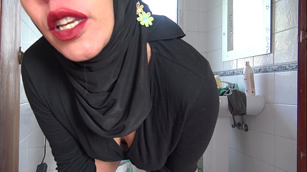 Milf Biseksual Turki Mengencingi Dari Celah Berbulu Yang Basah
