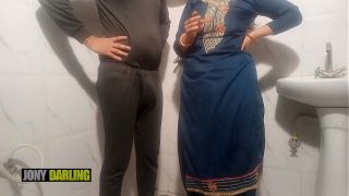 Bhabhi Punjabi Yang Nakal Digituin Cowok Bihari Di Kamar Mandi Sambil Ngerokok, Suara Erotis Hindi Dan Punjabi Terdengar Jelas
