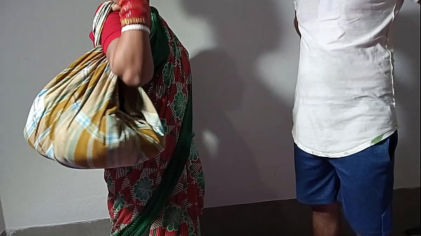 बर्तन बेचने आई गर्म आंटी को जमकर चोदा – हिंदी में गंदी बातें