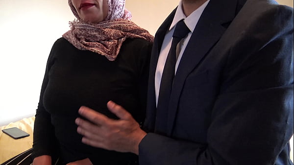 Istri Turki Yang Suaminya Cuckold Membiarkan Pengusaha Inggris Mengentot Lubang Pantatnya