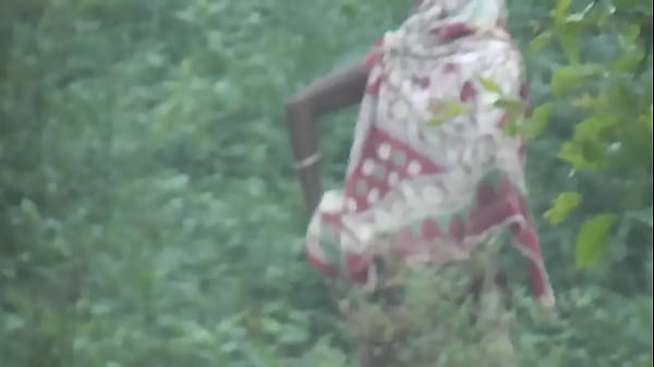Wanita India Yang Sedang Buang Air Kecil