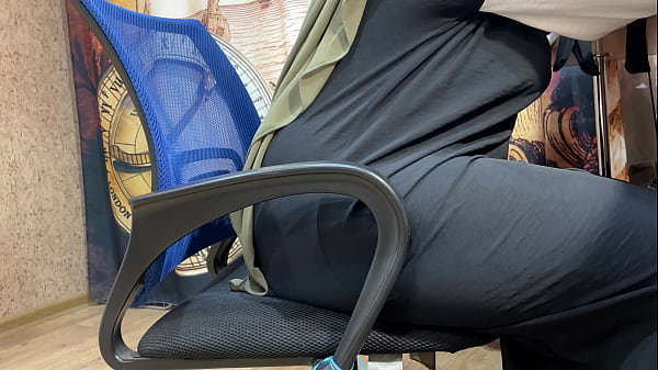 Gadis Berhijab Menggeliat Geli Di Kursi Kerja, Tangannya Mengusap-usap Celana Dalam Yang Basah