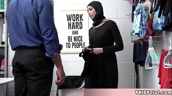 Aksi Nakal Gadis Muslimah Manis Mencuri Mainan Seks Di Mal