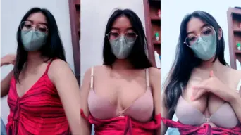 Yasmine Buka Rahasia Sensual Payudaranya Secara Langsung