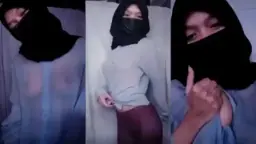 Gadis Berhijab Dengan Pakaian Transparan Yang Menggoda