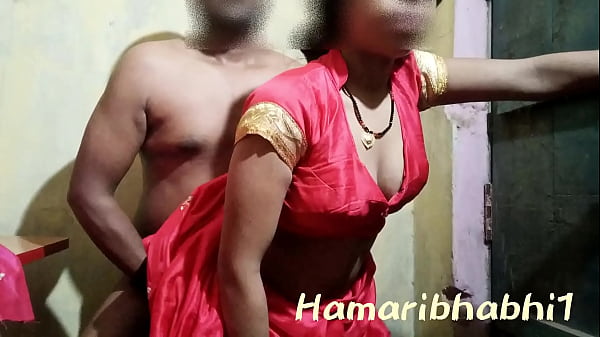 Istri Desa India Digoda Dengan Sari Merah Panas Yang Menggoda.