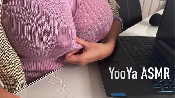 Ibu Tiri Menggoda Anak Tirinya Di Kantor, Memamerkan Puting Susu Dan Mengocok Kontolnya Yang Besar