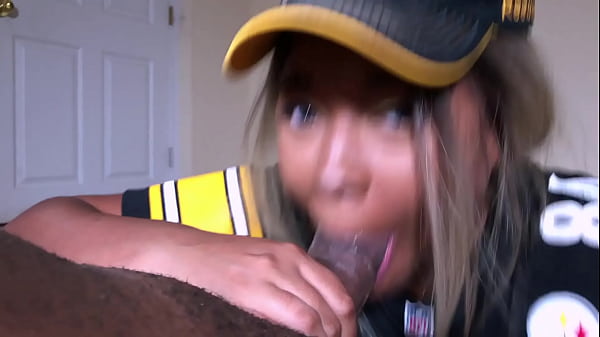 Steelers Lagi Jago Banget Musim Ini, Jadi Aku Mau Rayain Dengan Ngasih Blowjob Yang Bikin Basah Dan Berantakan.